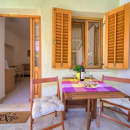 Chic And Charming Krk Downtown - Classic Apartman